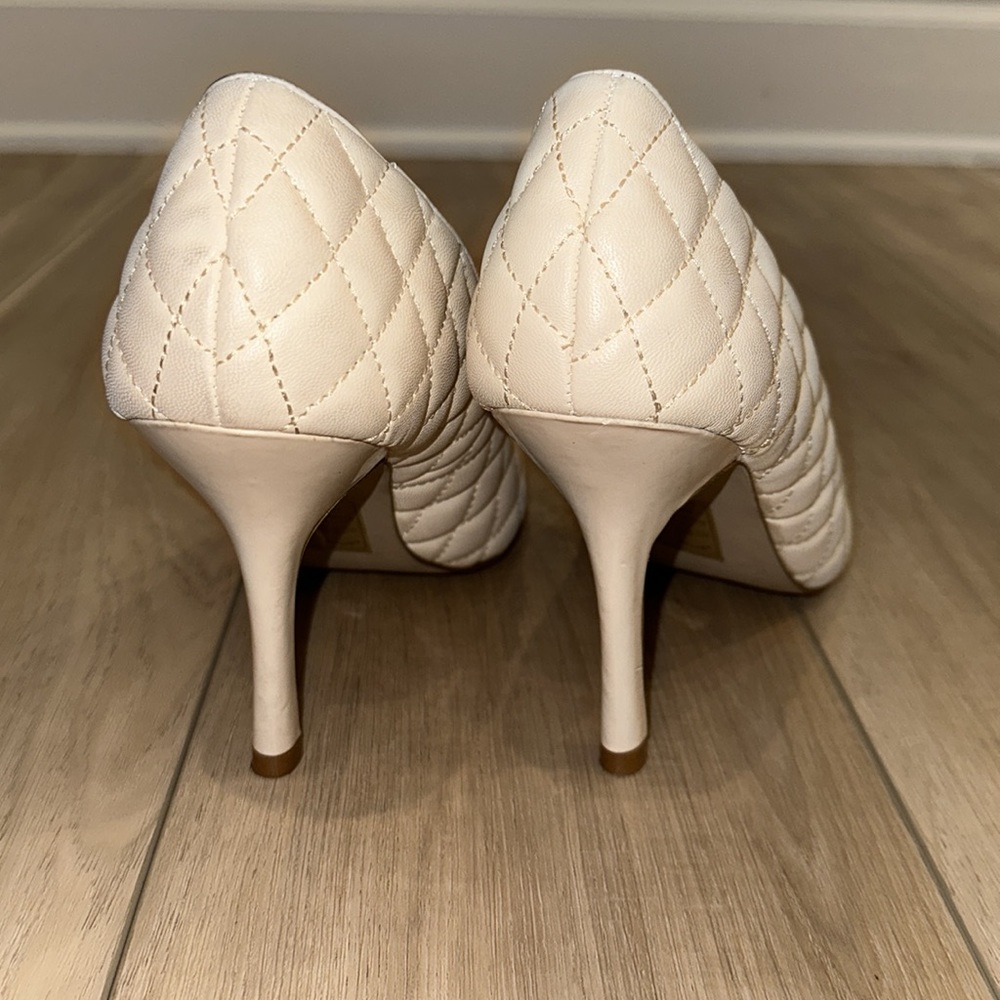 New Women’s Shoe Dazzle Brand Size 11 Quilted Heels Ivory Cream Tan NWOT - Picture 5 of 7